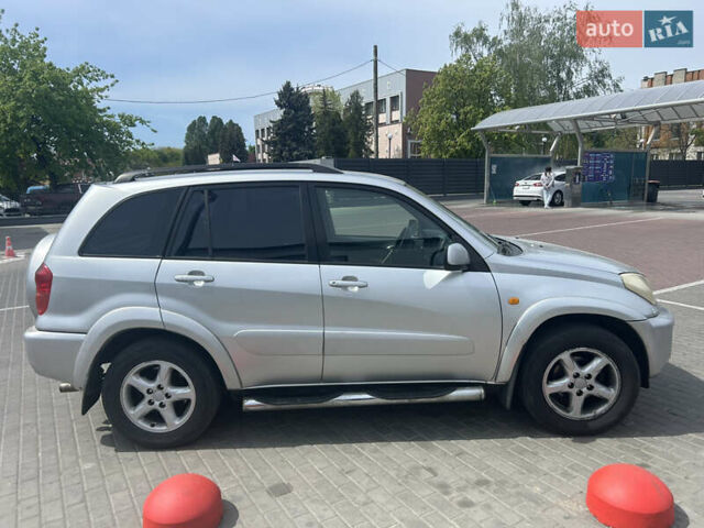 Серый Тойота РАВ 4, объемом двигателя 2 л и пробегом 377 тыс. км за 6500 $, фото 1 на Automoto.ua