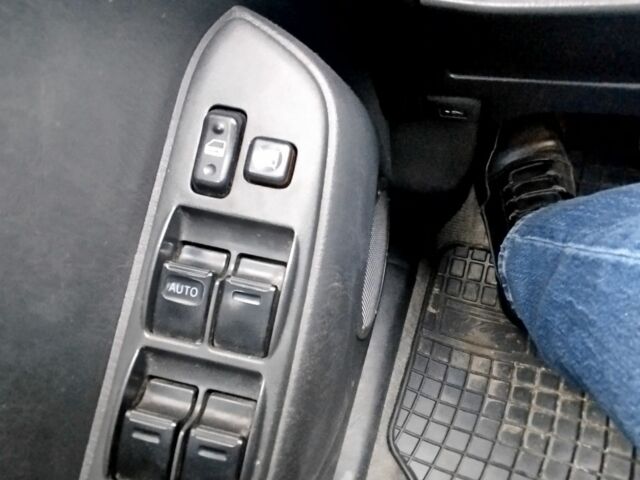 Серый Тойота РАВ 4, объемом двигателя 2 л и пробегом 300 тыс. км за 4100 $, фото 5 на Automoto.ua