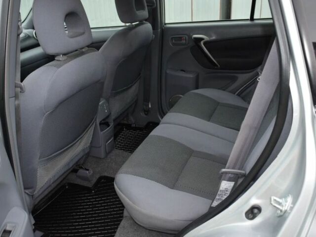 Сірий Тойота РАВ 4, об'ємом двигуна 2 л та пробігом 250 тис. км за 2001 $, фото 7 на Automoto.ua