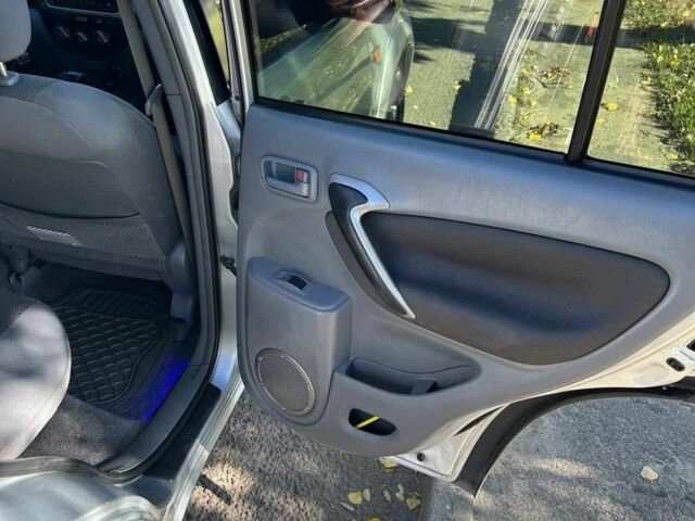 Серый Тойота РАВ 4, объемом двигателя 2 л и пробегом 198 тыс. км за 7000 $, фото 11 на Automoto.ua