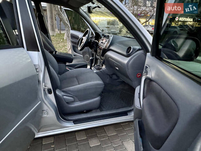 Сірий Тойота РАВ 4, об'ємом двигуна 2 л та пробігом 198 тис. км за 6999 $, фото 10 на Automoto.ua