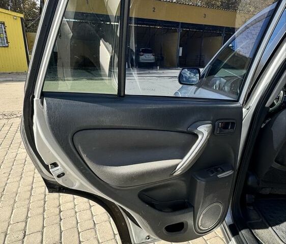 Серый Тойота РАВ 4, объемом двигателя 2 л и пробегом 290 тыс. км за 4600 $, фото 18 на Automoto.ua