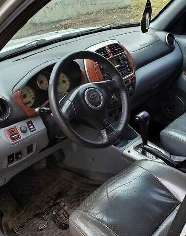 Серый Тойота РАВ 4, объемом двигателя 2 л и пробегом 325 тыс. км за 5999 $, фото 9 на Automoto.ua