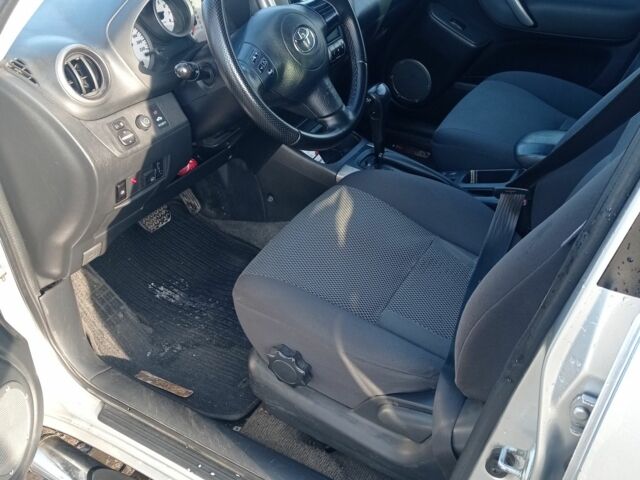 Серый Тойота РАВ 4, объемом двигателя 2 л и пробегом 266 тыс. км за 6900 $, фото 4 на Automoto.ua