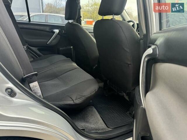 Серый Тойота РАВ 4, объемом двигателя 2 л и пробегом 187 тыс. км за 7700 $, фото 64 на Automoto.ua