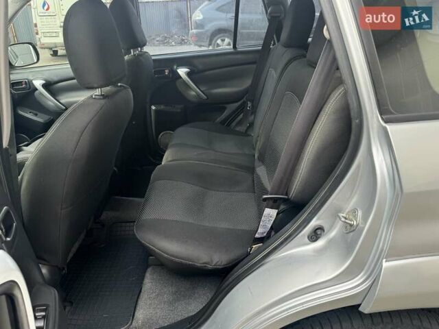 Серый Тойота РАВ 4, объемом двигателя 2 л и пробегом 187 тыс. км за 7700 $, фото 63 на Automoto.ua