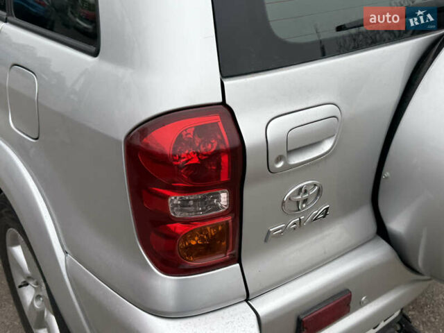 Сірий Тойота РАВ 4, об'ємом двигуна 2 л та пробігом 210 тис. км за 6999 $, фото 4 на Automoto.ua