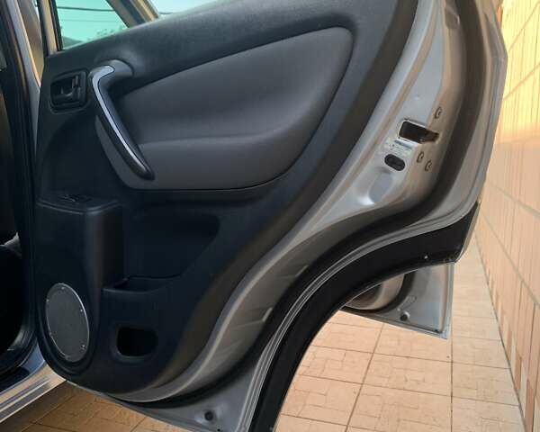 Серый Тойота РАВ 4, объемом двигателя 2 л и пробегом 162 тыс. км за 8750 $, фото 18 на Automoto.ua