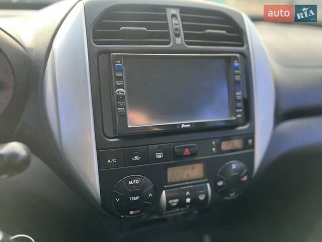 Серый Тойота РАВ 4, объемом двигателя 2 л и пробегом 173 тыс. км за 7900 $, фото 11 на Automoto.ua
