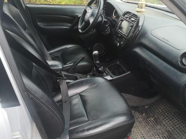 Серый Тойота РАВ 4, объемом двигателя 2 л и пробегом 241 тыс. км за 7000 $, фото 4 на Automoto.ua