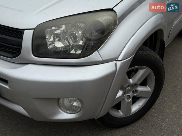 Сірий Тойота РАВ 4, об'ємом двигуна 2 л та пробігом 210 тис. км за 6999 $, фото 2 на Automoto.ua
