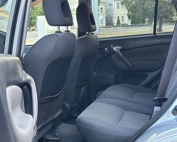 Серый Тойота РАВ 4, объемом двигателя 2 л и пробегом 180 тыс. км за 7900 $, фото 10 на Automoto.ua