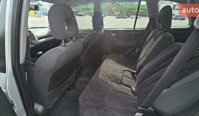 Серый Тойота РАВ 4, объемом двигателя 2 л и пробегом 160 тыс. км за 9000 $, фото 1 на Automoto.ua