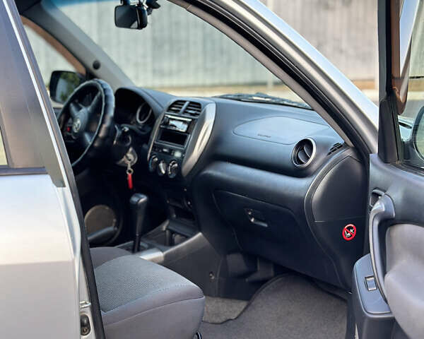 Серый Тойота РАВ 4, объемом двигателя 2 л и пробегом 180 тыс. км за 7900 $, фото 9 на Automoto.ua