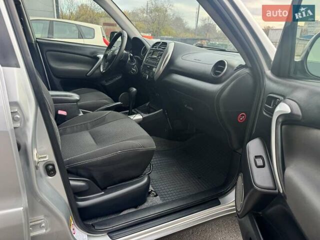 Серый Тойота РАВ 4, объемом двигателя 2 л и пробегом 187 тыс. км за 7700 $, фото 57 на Automoto.ua