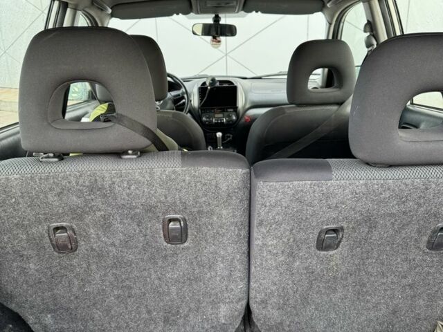 Сірий Тойота РАВ 4, об'ємом двигуна 2 л та пробігом 300 тис. км за 3785 $, фото 7 на Automoto.ua