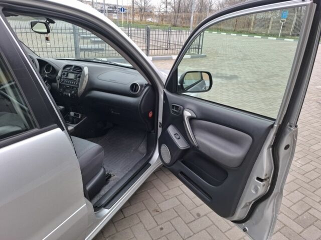 Серый Тойота РАВ 4, объемом двигателя 2 л и пробегом 100 тыс. км за 9500 $, фото 9 на Automoto.ua