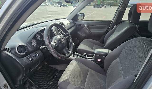 Серый Тойота РАВ 4, объемом двигателя 2 л и пробегом 160 тыс. км за 9000 $, фото 6 на Automoto.ua