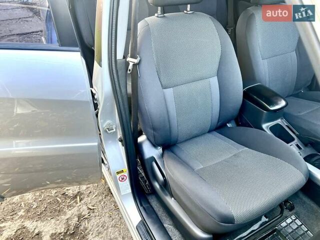 Серый Тойота РАВ 4, объемом двигателя 2 л и пробегом 173 тыс. км за 7900 $, фото 8 на Automoto.ua