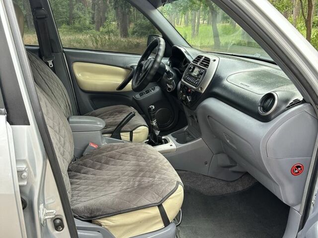Сірий Тойота РАВ 4, об'ємом двигуна 2 л та пробігом 330 тис. км за 3800 $, фото 10 на Automoto.ua