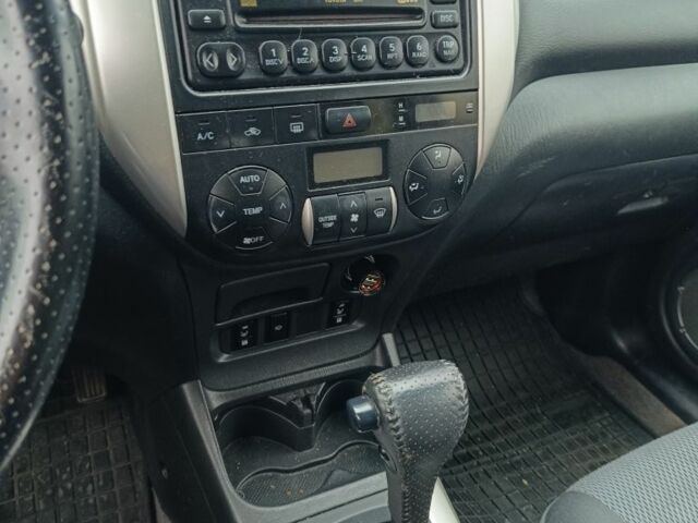 Серый Тойота РАВ 4, объемом двигателя 2 л и пробегом 209 тыс. км за 6700 $, фото 4 на Automoto.ua