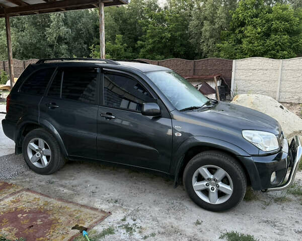 Серый Тойота РАВ 4, объемом двигателя 2 л и пробегом 283 тыс. км за 7700 $, фото 4 на Automoto.ua