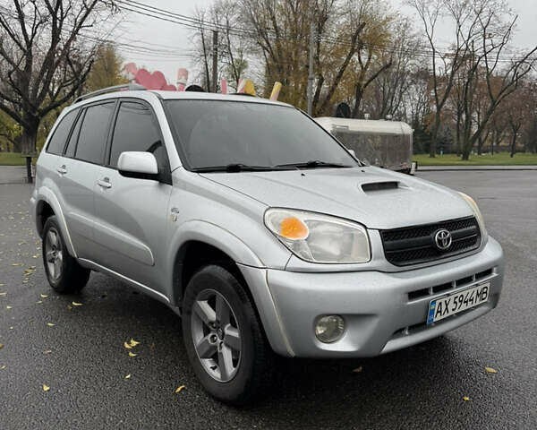 Серый Тойота РАВ 4, объемом двигателя 2 л и пробегом 312 тыс. км за 8500 $, фото 1 на Automoto.ua