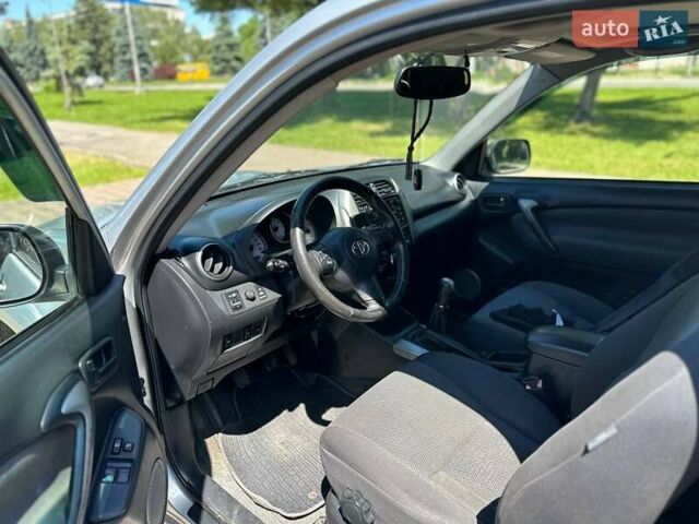 Серый Тойота РАВ 4, объемом двигателя 2 л и пробегом 247 тыс. км за 8399 $, фото 8 на Automoto.ua