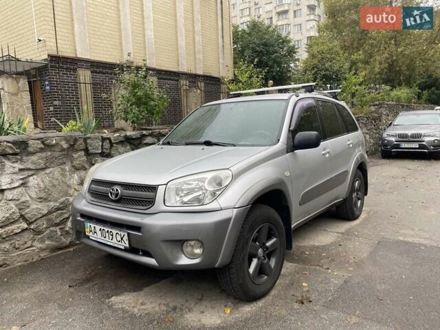 Серый Тойота РАВ 4, объемом двигателя 2 л и пробегом 144 тыс. км за 8077 $, фото 1 на Automoto.ua