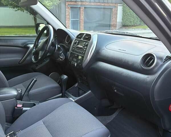 Сірий Тойота РАВ 4, об'ємом двигуна 2 л та пробігом 170 тис. км за 9999 $, фото 3 на Automoto.ua