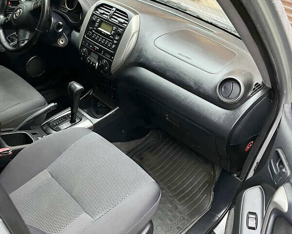 Сірий Тойота РАВ 4, об'ємом двигуна 0 л та пробігом 186 тис. км за 8250 $, фото 15 на Automoto.ua