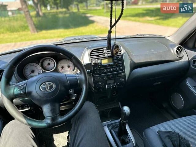 Серый Тойота РАВ 4, объемом двигателя 2 л и пробегом 247 тыс. км за 8399 $, фото 1 на Automoto.ua
