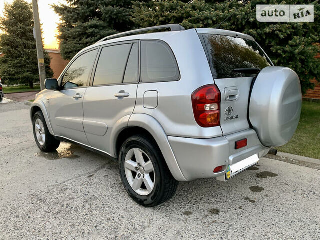 Серый Тойота РАВ 4, объемом двигателя 2 л и пробегом 225 тыс. км за 8900 $, фото 2 на Automoto.ua