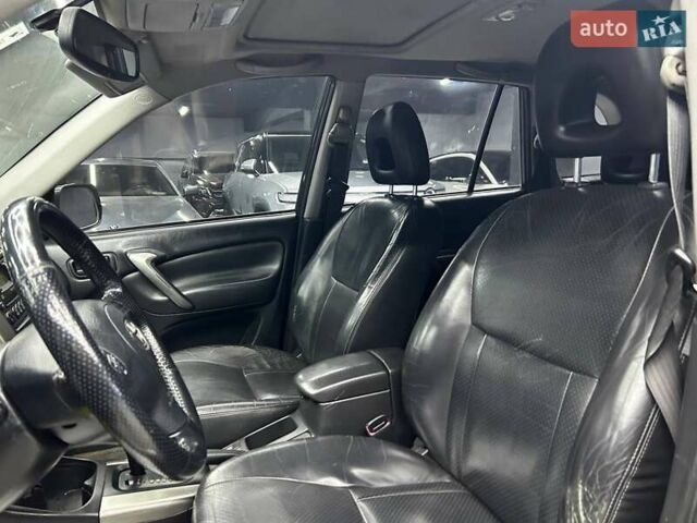 Сірий Тойота РАВ 4, об'ємом двигуна 2 л та пробігом 257 тис. км за 10200 $, фото 7 на Automoto.ua