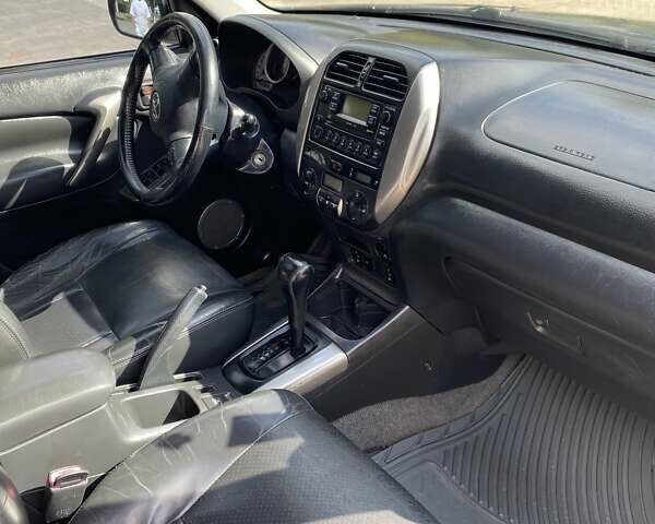 Серый Тойота РАВ 4, объемом двигателя 2 л и пробегом 257 тыс. км за 8800 $, фото 7 на Automoto.ua