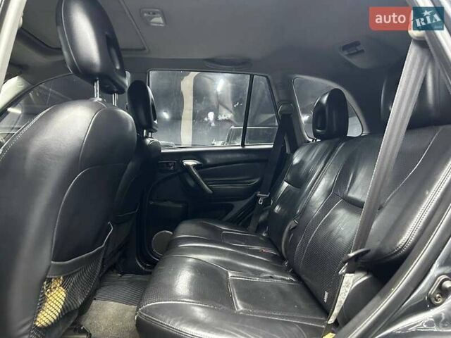Сірий Тойота РАВ 4, об'ємом двигуна 2 л та пробігом 257 тис. км за 10200 $, фото 10 на Automoto.ua