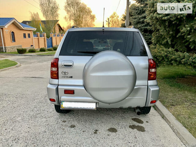 Серый Тойота РАВ 4, объемом двигателя 2 л и пробегом 225 тыс. км за 8900 $, фото 3 на Automoto.ua