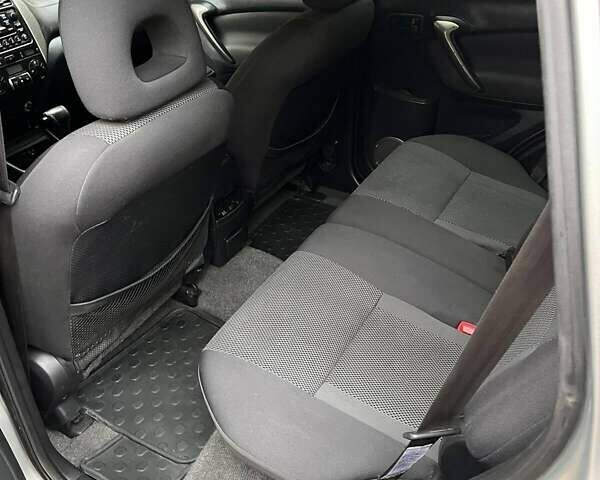 Сірий Тойота РАВ 4, об'ємом двигуна 0 л та пробігом 186 тис. км за 8250 $, фото 11 на Automoto.ua