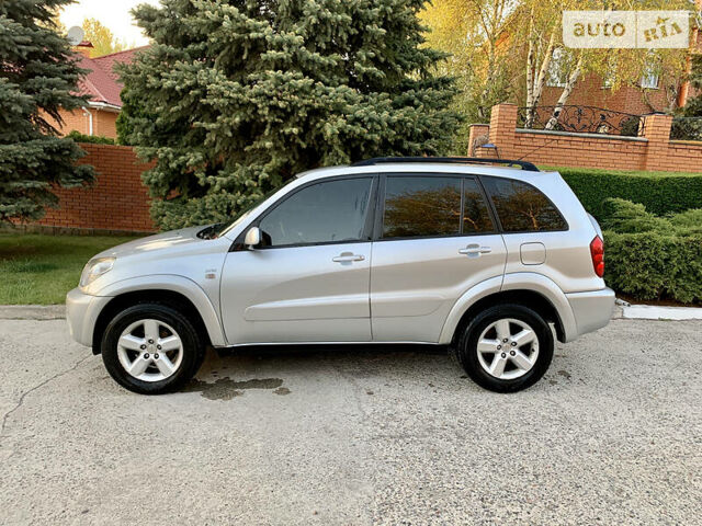 Серый Тойота РАВ 4, объемом двигателя 2 л и пробегом 225 тыс. км за 8900 $, фото 1 на Automoto.ua