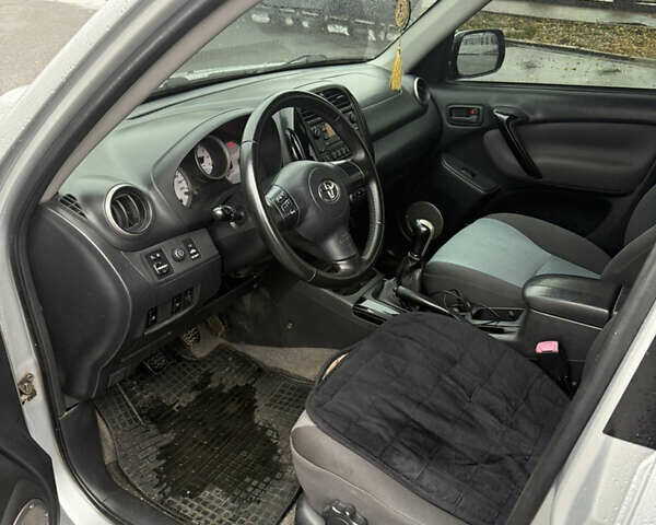 Серый Тойота РАВ 4, объемом двигателя 2 л и пробегом 312 тыс. км за 8500 $, фото 5 на Automoto.ua