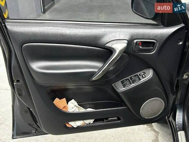 Сірий Тойота РАВ 4, об'ємом двигуна 2 л та пробігом 257 тис. км за 10200 $, фото 9 на Automoto.ua