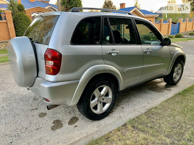 Серый Тойота РАВ 4, объемом двигателя 2 л и пробегом 225 тыс. км за 8900 $, фото 4 на Automoto.ua
