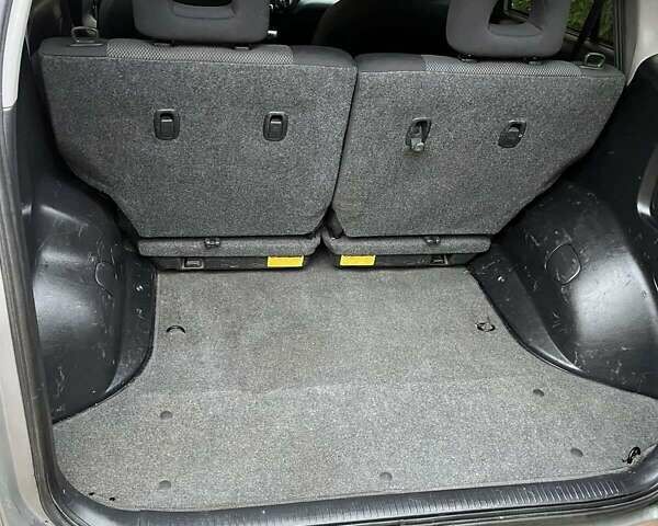 Сірий Тойота РАВ 4, об'ємом двигуна 0 л та пробігом 186 тис. км за 8250 $, фото 9 на Automoto.ua