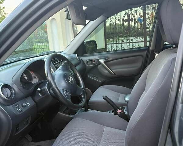 Сірий Тойота РАВ 4, об'ємом двигуна 2 л та пробігом 170 тис. км за 9999 $, фото 2 на Automoto.ua