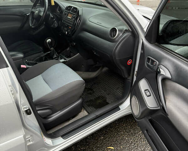 Серый Тойота РАВ 4, объемом двигателя 2 л и пробегом 312 тыс. км за 8500 $, фото 7 на Automoto.ua