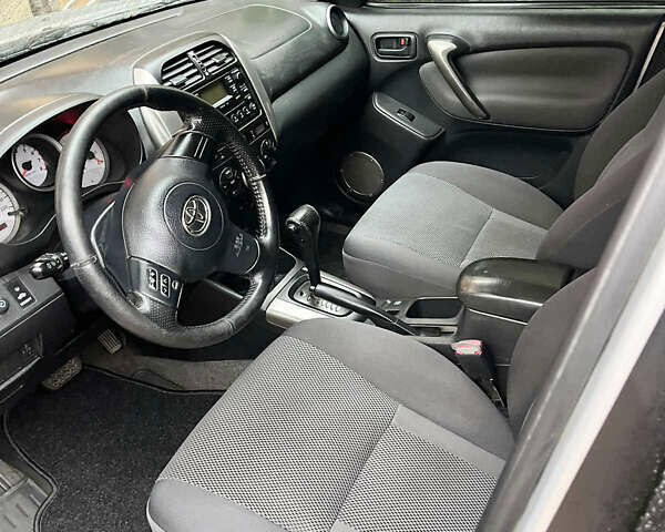 Сірий Тойота РАВ 4, об'ємом двигуна 0 л та пробігом 186 тис. км за 8250 $, фото 16 на Automoto.ua