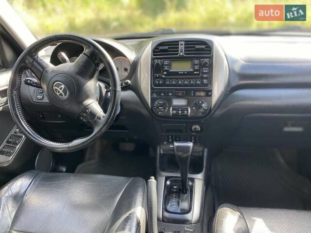 Сірий Тойота РАВ 4, об'ємом двигуна 2 л та пробігом 257 тис. км за 9500 $, фото 3 на Automoto.ua