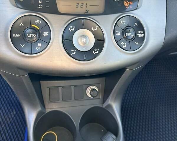 Серый Тойота РАВ 4, объемом двигателя 2.23 л и пробегом 185 тыс. км за 7800 $, фото 3 на Automoto.ua