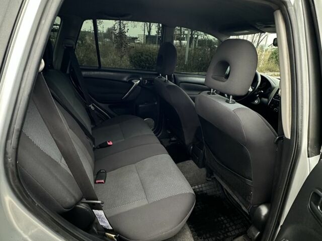 Серый Тойота РАВ 4, объемом двигателя 2 л и пробегом 390 тыс. км за 3850 $, фото 9 на Automoto.ua