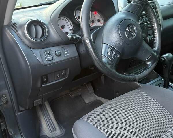 Сірий Тойота РАВ 4, об'ємом двигуна 2 л та пробігом 170 тис. км за 9999 $, фото 5 на Automoto.ua